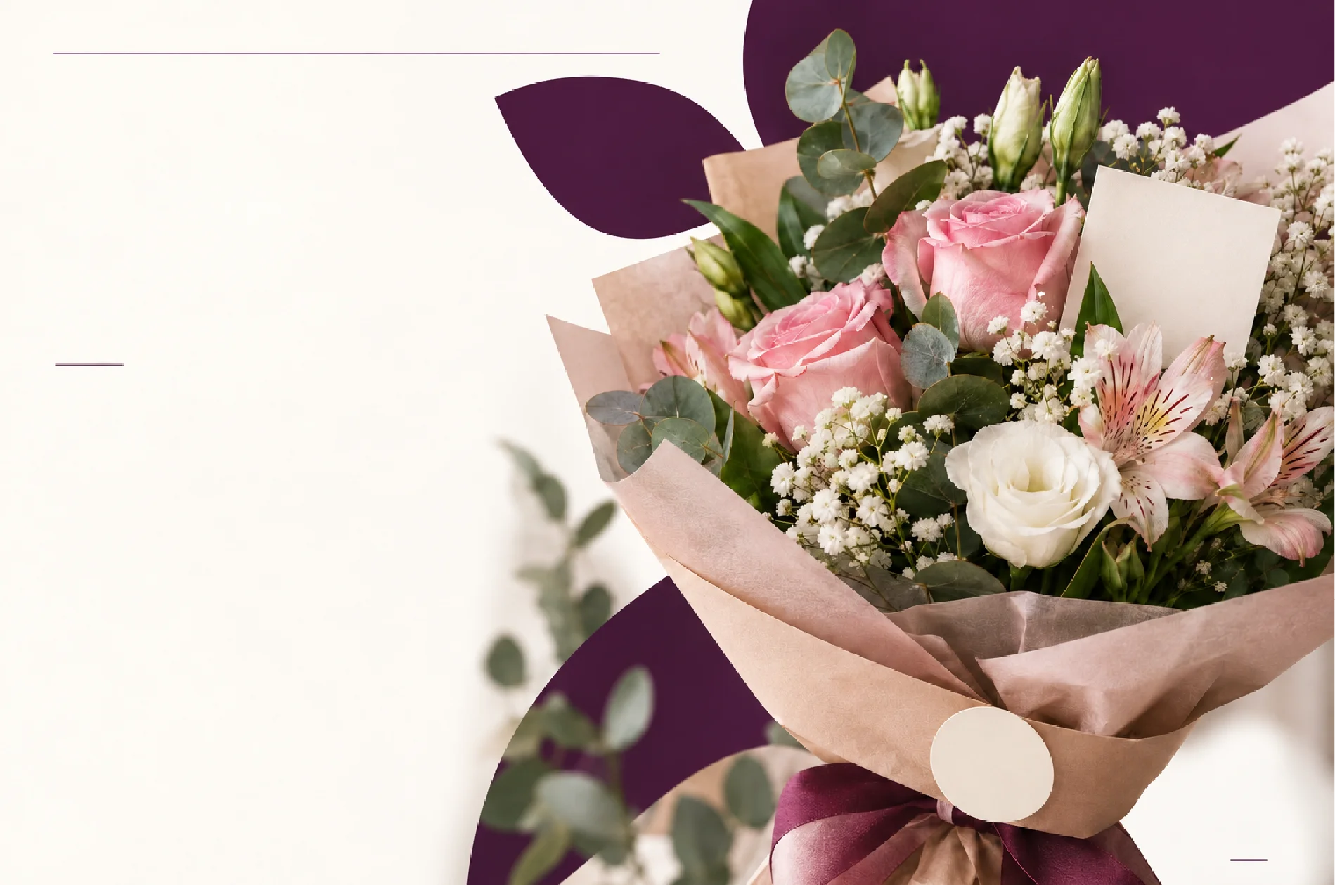 Ramo de rosas rosas con tarjeta y hojas violetas